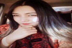 只可远观。” 软糯白净的女装大佬轻轻扯她衣角